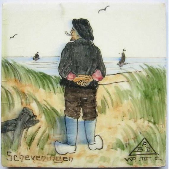 Pijprokende Visser op het duin kijkt over zee