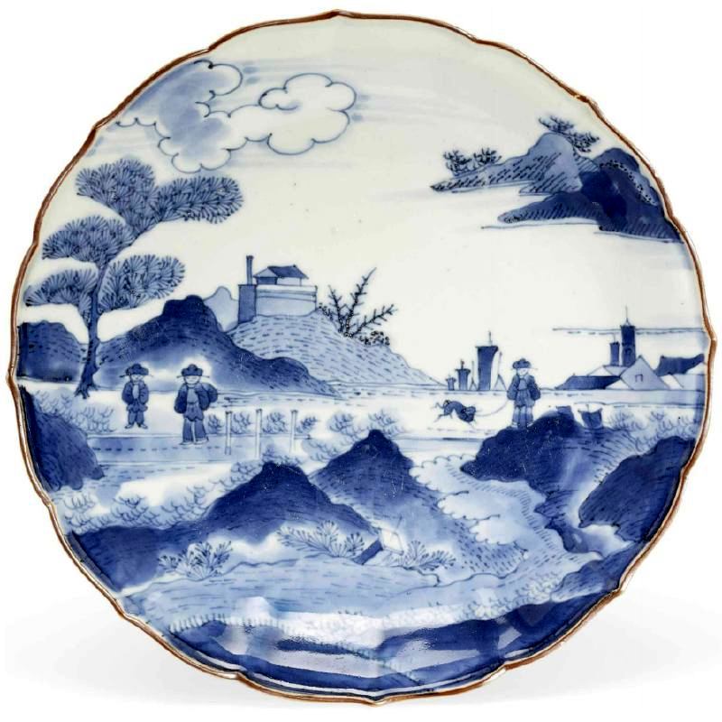 Bord versierd met een Nederlands duinlandschap waarin drie figuren en een koe
