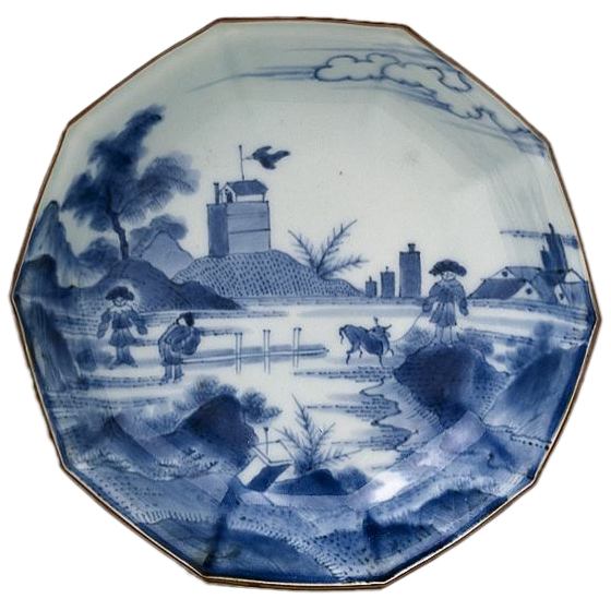 Bord versierd met een Nederlands duinlandschap waarin drie figuren en een koe