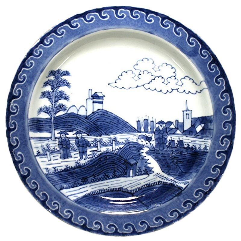 Bord versierd met een Nederlands duinlandschap waarin drie figuren en een koe